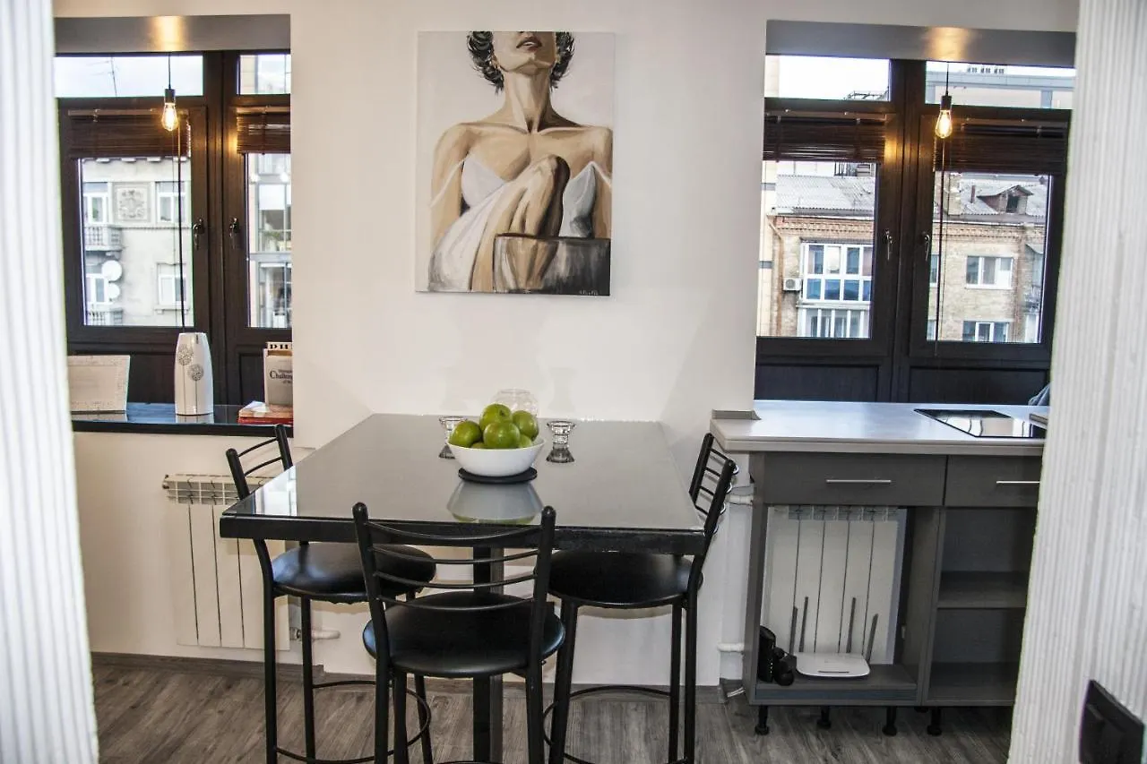 Black&White Apartment On Saksaganskogo 基輔 0*,  乌克兰