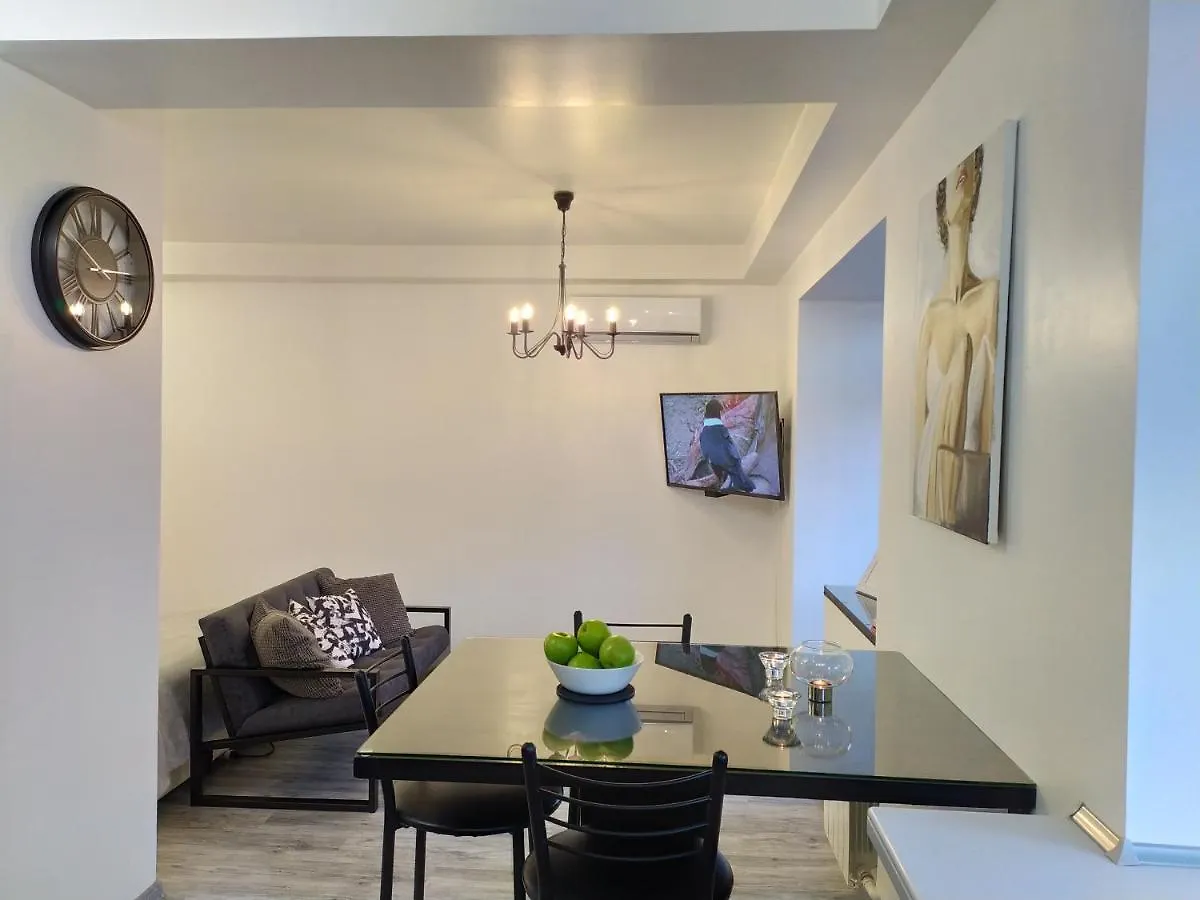 Black&White Apartment On Saksaganskogo Kiev